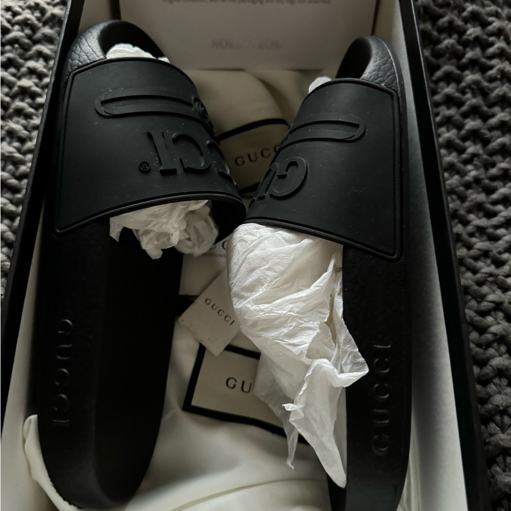 Gucci Pursuit Logo Slides